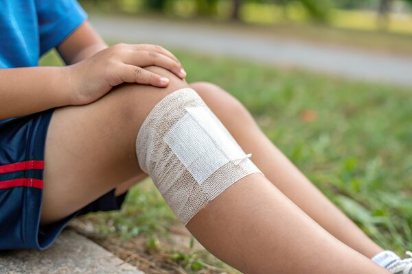 Erste Hilfe im Kindergarten: Sicherheit für die Kleinsten – auch unterwegs - Erste Hilfe im Kindergarten – DGUV-Vorgaben & Ausrüstung für Ausflüge